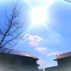 ライズ・ワンペイントの遮熱塗装をご紹介する写真。屋根に照り返す太陽。