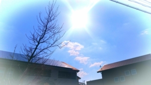 ライズ・ワンペイントの遮熱塗装をご紹介する写真。屋根に照り返す太陽。